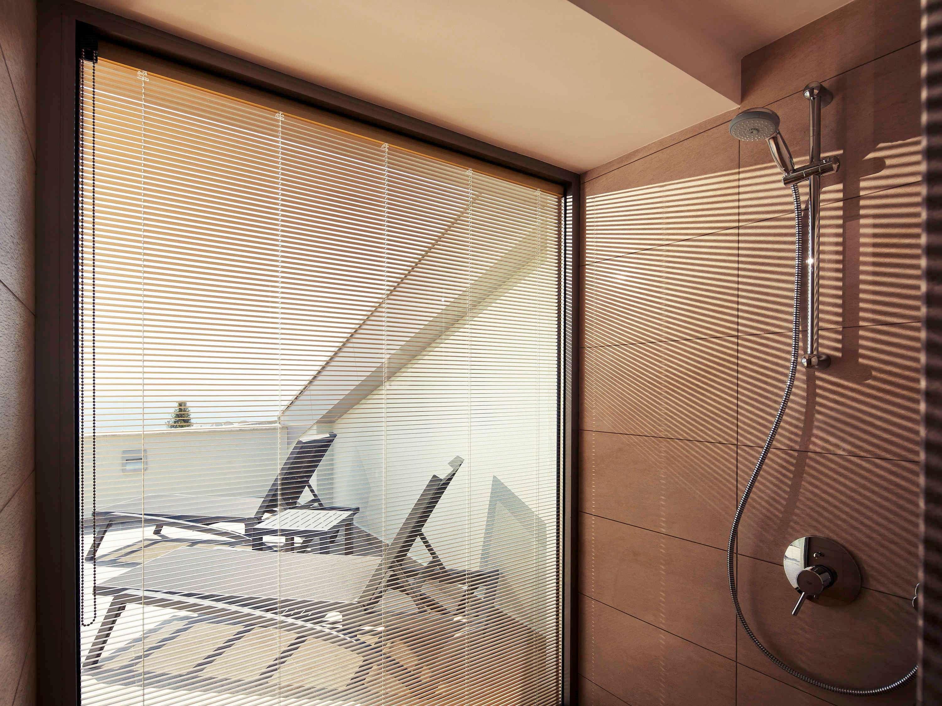 The Artisan Istanbul Mgallery Exterior foto A shower with a fixed shower head and handheld shower head