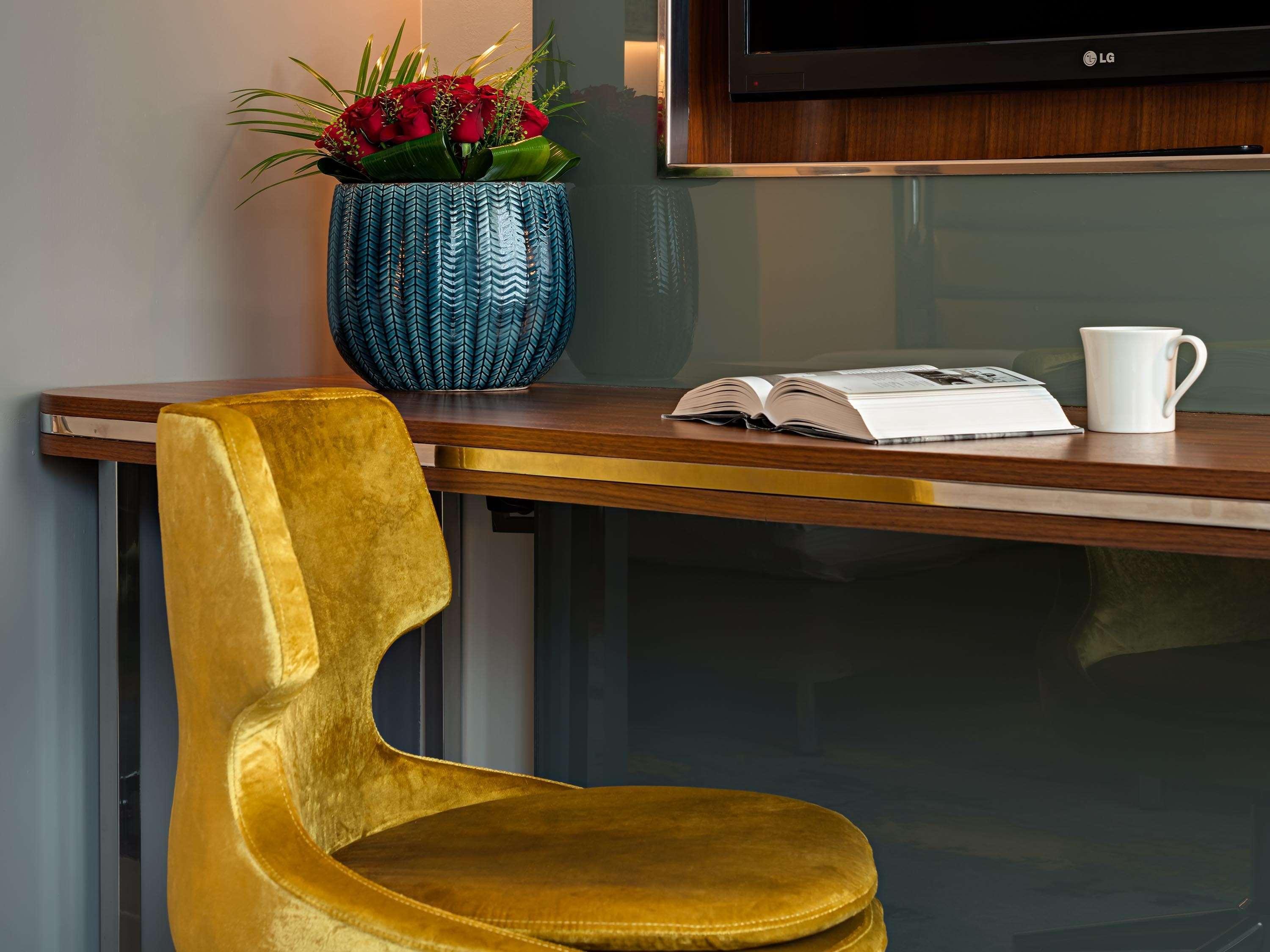 The Artisan Istanbul Mgallery Exterior foto A chair upholstered in velvet
